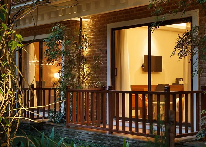 Thrive, A Tropical Courtyard 4*