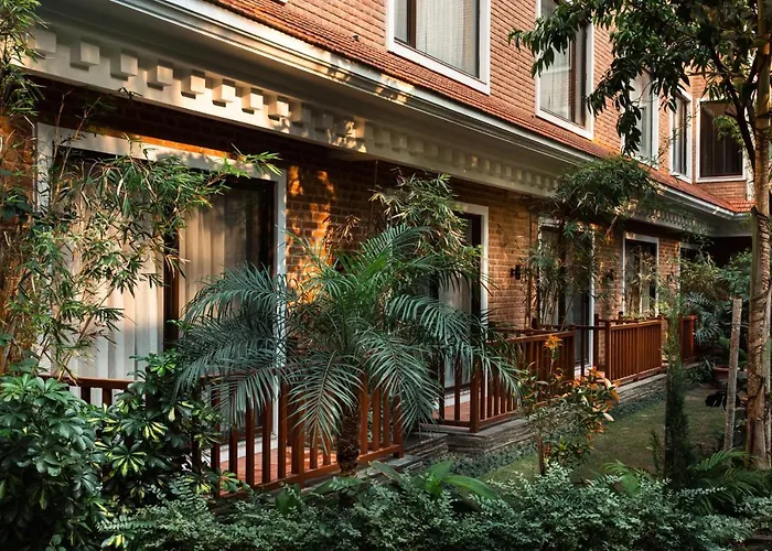 Thrive, A Tropical Courtyard