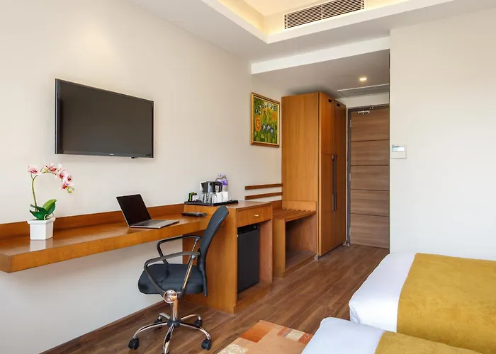 Hotel Thrive, A Tropical Courtyard